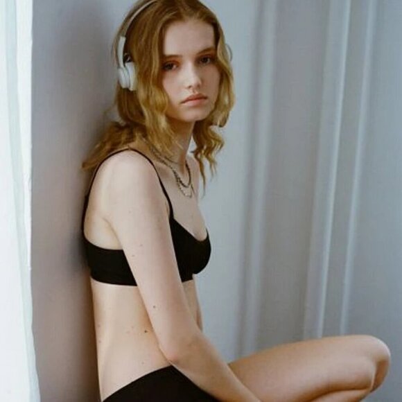 NWT UO Out From Under Kate Micro Ribbed Scoop Neck Black Bralette - Picture 3 of 4